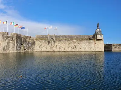 Vue depuis la mer ville close Concarneau