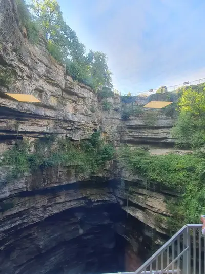 Vue extérieure du gouffre de Padirac