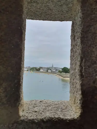 Vue sur la mer depuis la citadelle Port-Louis