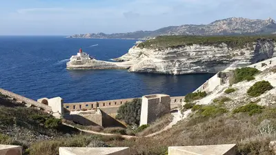 Entrée du chenal avec un phare rouge
