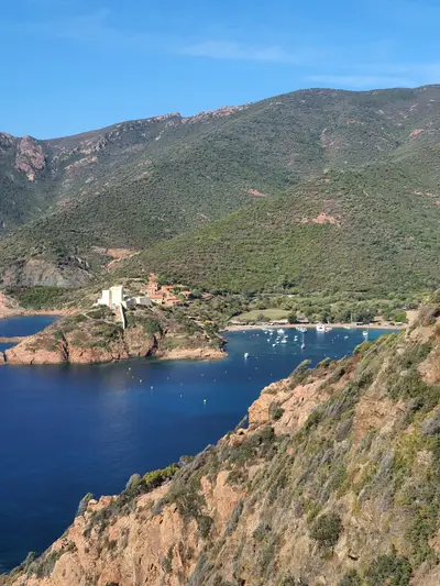 Vue sur Girolata depuis le sentier du facteur