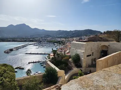 Baie de Calvi sous le soleil avec une vue sur les montagnes