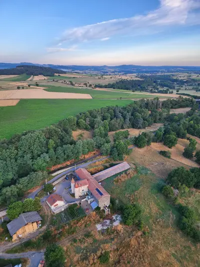 Passage au-dessus d'une ferme